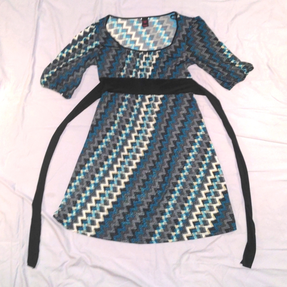 Wrapper - Shimmering Tie Back Shift Dress with Blue, White and Black Zig Zags